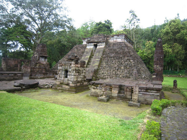 Dù từng là một trung tâm của đạo Hindu trong khu vực, đền Candi Sukuh đã bị bỏ phế từ thế kỷ 16, khi người Hồi giáo kiểm soát đảo Java.