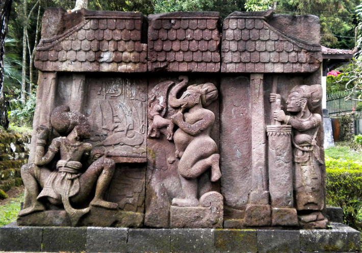 Ngoài kiến trúc kim tự tháp, đền Candi Sukuh còn sở hữu một hệ thống các tác phẩm điều khắc rất sinh động, mang các chủ đề đời sống, thần tiên và năng lực sinh sản của con người.