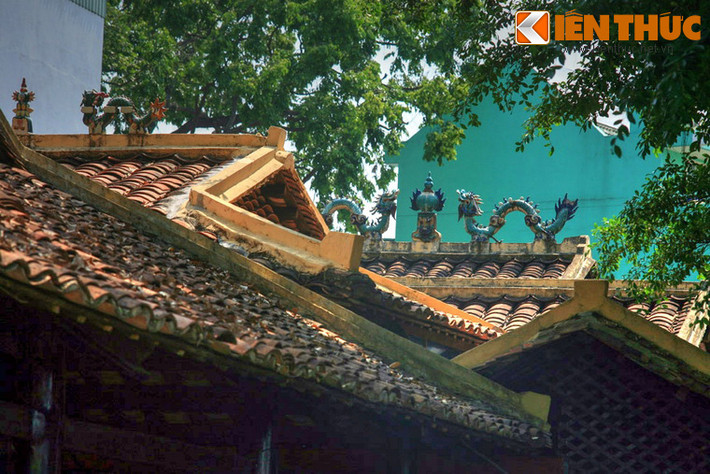 Toàn bộ ngôi đình lợp ngói âm dương, trên nóc chính điện có tượng lưỡng long tranh châu bằng gốm men xanh.
