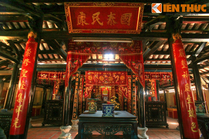 Trung tâm của đình Thông Tây Hội là tòa chính điện gồm 2 nếp nhà ghép trùng nhau theo kiểu "trùng thiềm điệp ốc". Chính điện cả có 48 cột, chia thành 8 dãy cột, mỗi dãy có 6 cột.