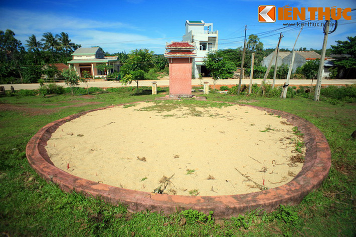 Các tay súng đã dùng tiểu liên bắn chết không sót một người. Các nạn nhân gục ngã xuống hố bom và bị phơi xác liền trong 3 ngày đêm.