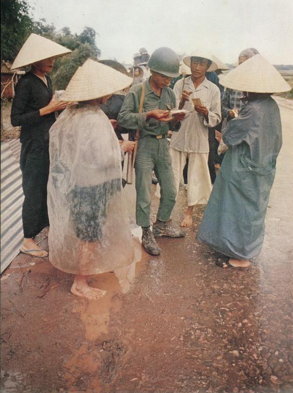 Tại nhiều khu vực, dân chúng bị kiểm tra giấy tờ rất nghiêm ngặt khi di chuyển giữa các địa phương. Đà Nẵng 1968.