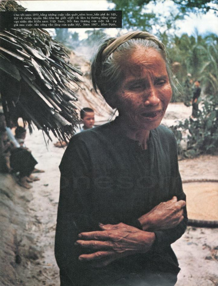 Vẻ bàng hoàng của cụ già sau cuộc tấn công vào làng của lính Mỹ, Bình Định năm 1967.