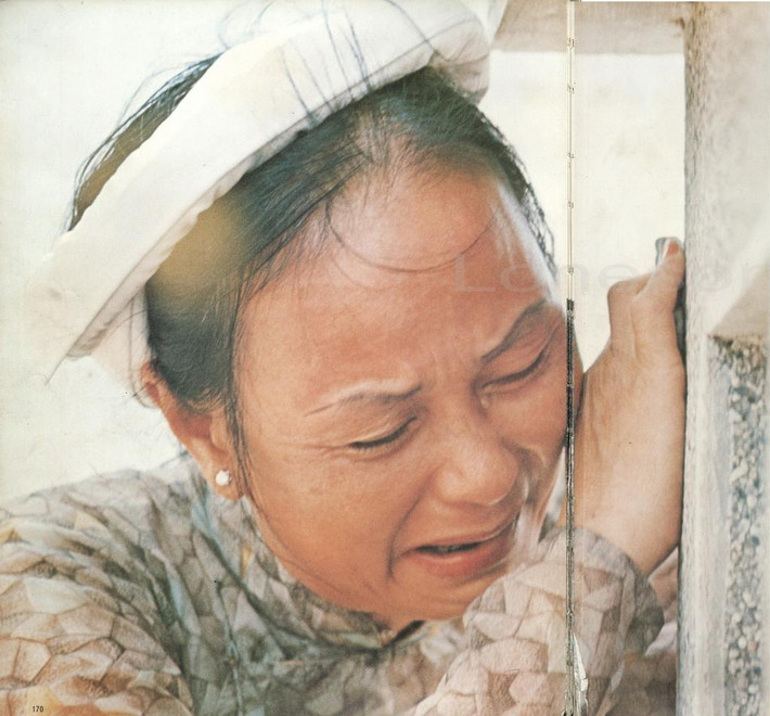 Một bà mẹ vật vã bên nấm mộ con ở nghĩa trang quân đội Sài Gòn. Từ 1960-1973, quân đội Sài Gòn chết 163.000 lính.
