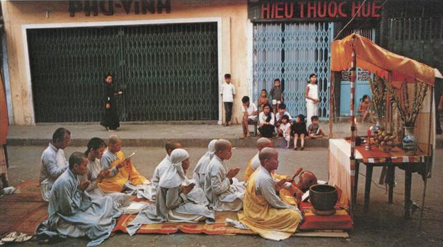Các nhà sư Phật giáo cầu siêu cho người chết vì chiến tranh trên đường phố, 1966.