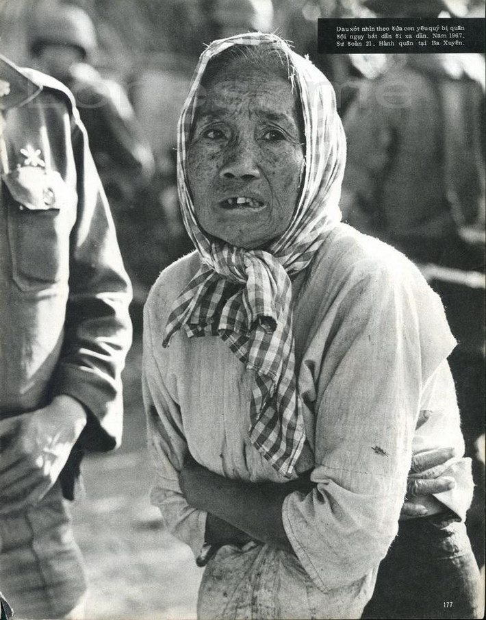 Bà mẹ đau xót nhìn người con trai bị quân đội Sài Gòn bắt đi, Ba Xuyên năm 1967.