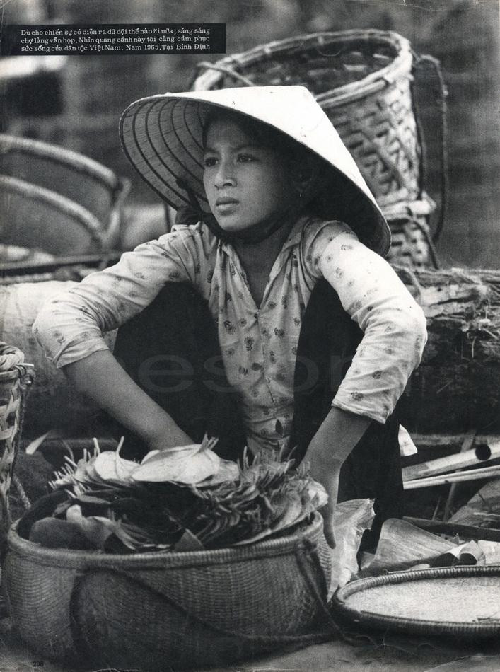 Dù chiến sự có diễn ra dữ dội thế nào, chợ làng vẫn họp vào mỗi buổi sáng sớm.