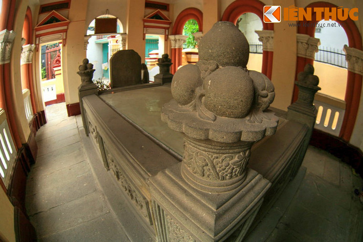 Trên đầu các trụ là hình dĩa quả với các loại: xoài, mãng cầu, dứa… là những loại trái cây quen thuộc ở mảnh đất phương Nam lúc đó.