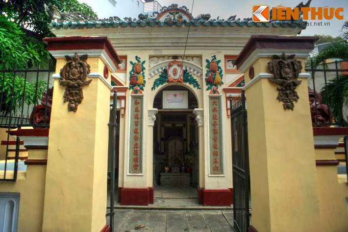 Khu lăng mộ được xây từ ngày Bá hộ Xường qua đời, nằm trên một diện tích rộng khoảng 200m2, gồm có cổng, tường bao, nhà mộ và mộ phần với những nét kiến trúc độc đáo.