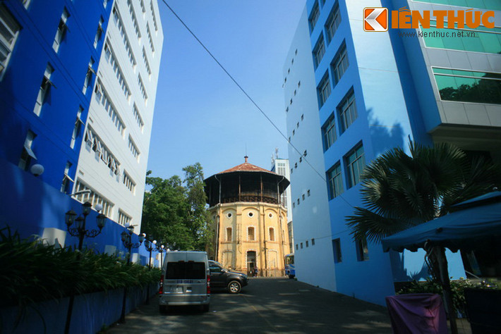 Trong khuôn viên Tổng công ty cấp nước Sài Gòn (đường Võ Văn Tần, phường 6, Quận 3, TP HCM) có một công trình kiến trúc cổ rất độc đáo.