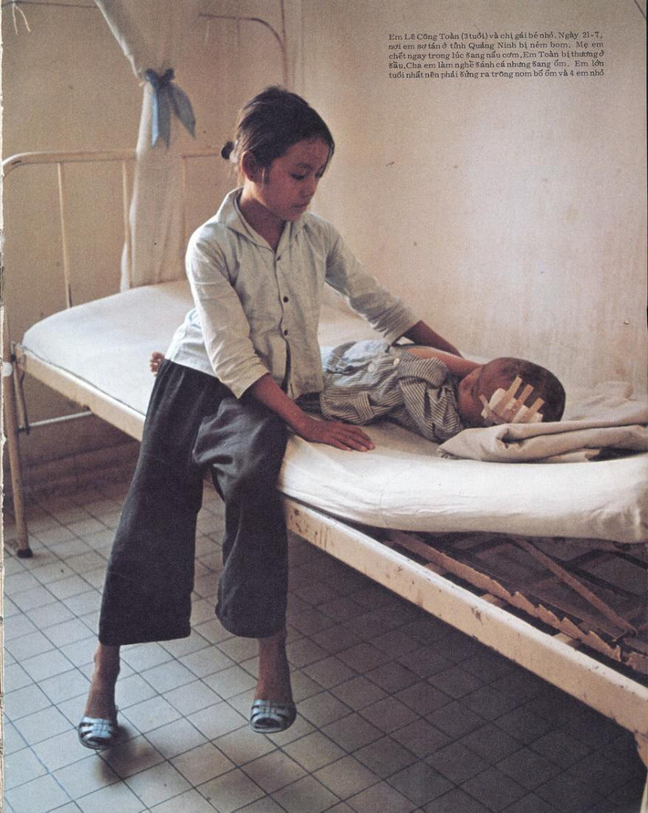 Em Lê Công Toàn (3 tuổi) bên chị gái. Ngày 21/7/1972, nơi em sơ tán ở Qảng Ninh bị ném bom. Mẹ em chết ngay khi đang nấu cơm, còn em bị thương ở đầu.