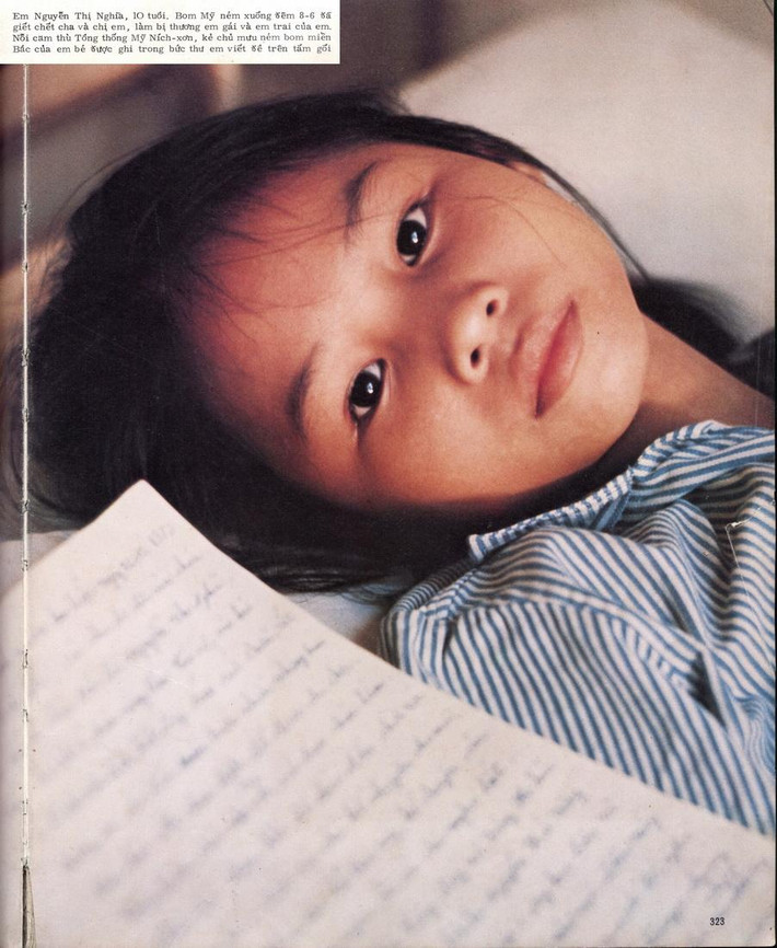 Trận bom của Mỹ ngày 8/6/1972 đã giết cha và chị của em Nguyễn Thị Nghĩa, 10 tuổi. Bản thân em và em gái, em trai của em đều bị thương. Trên gối em là lá thư ghi nỗi căm thù Tổng thống Nixon, kẻ chủ mưu ném bom miền Bắc.