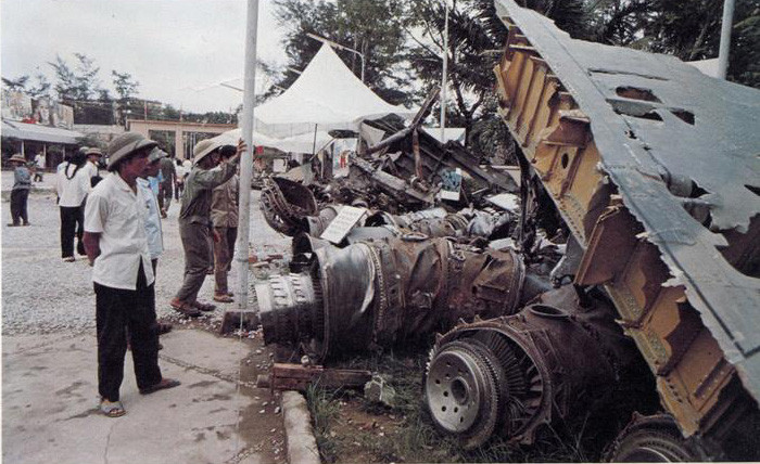 Xác máy bay B-52 bị bắn rơi ngay tại trung tâm Hà Nội trong 12 ngày đêm Điện Biên Phủ trên không.