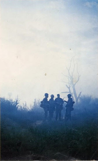 Lính Mỹ trong một buổi sáng mù sương ở thung lũng An Lão, Bình Định, 1966. Hình ảnh trích từ sách ảnh "Chiến tranh giải phóng Việt Nam" của phóng viên chiến trường Nhật Bản Ishikawa Bunyo, được scan và đăng tải trên diễn đàn TTVN.