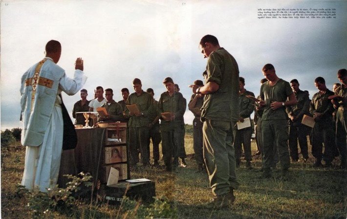 Một cha tuyên úy làm lễ rửa tội cho lính thủy đánh bộ Mỹ ở Quảng Trị, 1968.