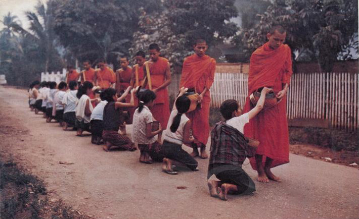 Người dân cúng dường cho các nhà sư vùng Barai trên đường tới Angkor Wat, giữa lúc chiến sự diễn ra căng thẳng, tháng 5/1970.