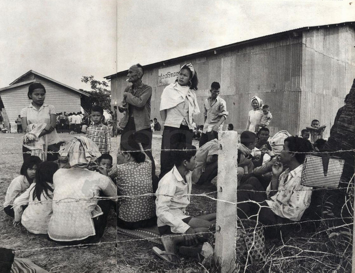 Người Việt Nam bị dồn vào một trại tập trung ở Prasot ngày 9/4/1970. Một ngày sau họ đã bị quân Lon Nol thảm sát.