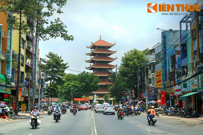 Nằm trên đường Ba tháng Hai, Quận 10, TP HCM, Việt Nam Quốc Tự là một ngôi chùa nổi tiếng được xây dựng ở Sài Gòn giai đoạn trước 1975.