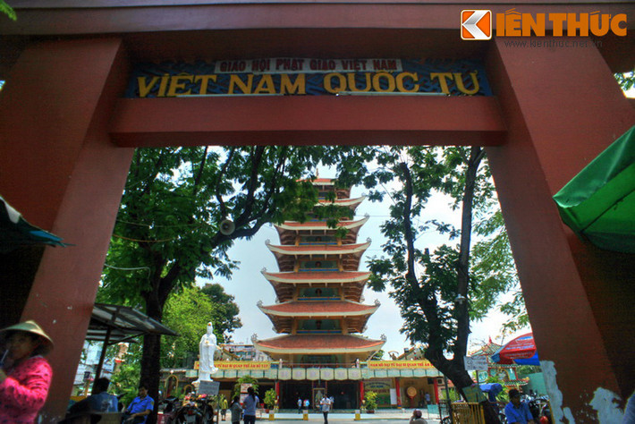 Khởi công từ năm 1964, chùa được xây dựng theo đồ án của kiến trúc sư Ngô Viết Thụ - người đã thiết kế dinh Độc Lập vào năm 1962.