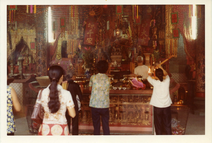 Bên trong chùa Bà Thiên Hậu.