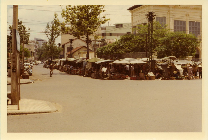 Chợ trời trên đường Huỳnh Thúc Kháng.
