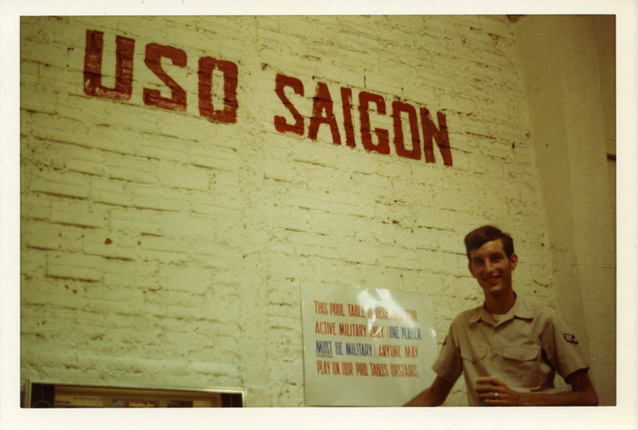Trong trụ sở USO Sài Gòn.
