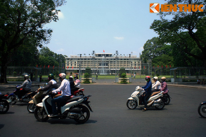Mùa Xuân năm 1975, một lần nữa con đường Lê Duẩn được sống cùng lịch sử khi đón xe tăng của các chiến sĩ Giải phóng tiến về Dinh Độc Lập - cơ quan đầu não của chính quyền Sài Gòn nằm thẳng góc với trục đường này.