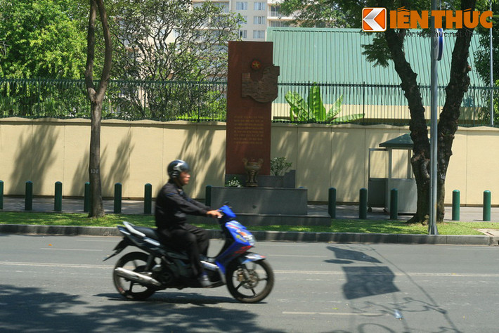 Tại con đường này, rạng sáng ngày 31/1/1968 (đêm Mùng 2 Tết Mậu Thân), các chiến sĩ biệt động đã nổ súng đánh chiếm một mục tiêu "không tưởng": Đại sứ quán Mỹ. Dù chỉ giữ được trong 6 giờ, trận đánh đã khiến thế giới sửng sốt và góp phần làm người Mỹ phẫn nộ gia tăng áp lực đòi chính phủ rút quân về nước. Ảnh: Bia tưởng niệm các chiến sĩ hi sinh trong trận đánh đại sứ quán Mỹ năm 1968.