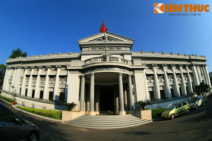 Được xây dựng với mục đích làm Bảo tàng Thương mại để trưng bày sản phẩm Nam Kỳ, tòa nhà được khởi công vào năm 1885 và hoàn thành năm 1890 theo thiết kế của kiến trúc sư người Pháp Alfred Foulhoux.
