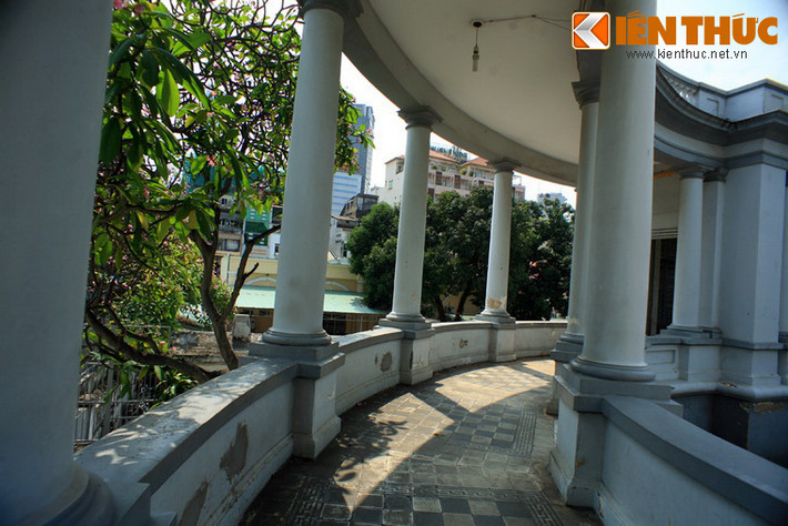 Sau cuộc trưng cầu dân ý phế truất Bảo Đại năm 1955, ông Ngô Đình Diệm dùng tòa nhà này làm Dinh Quốc khách. Ngày 27/2/1962, Dinh Độc Lập bị ném bom, Ngô Đình Diệm dời phủ tổng thống sang đây và ở đây cho đến ngày bị đảo chính lật đổ vào tháng 11/1963.