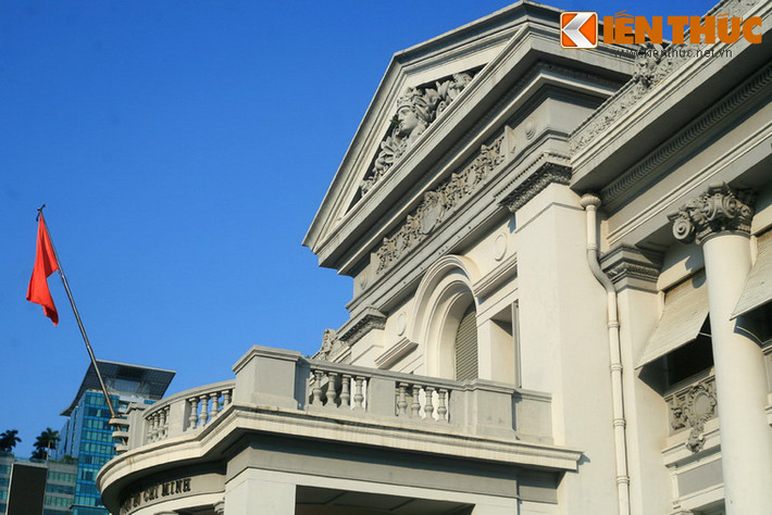 Do được xây làm Bảo tàng Thương mại nên ban đầu ở hai bên cửa chính tòa nhà có hai cột trụ trang trí bằng hai tượng nữ thần Thương nghiệp và Công nghiệp. Năm 1943, Thống đốc Nam Kỳ Ernest Thimothée Hoeffel cho phá bỏ hai tượng này để xây dựng một mái hiên.