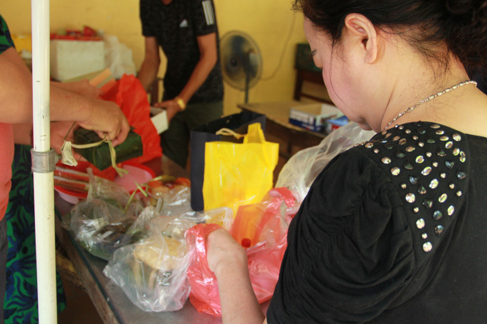 Một người dến dâng hương tại Phủ Tây Hồ cho biết - “Không phải ngày nghỉ nhưng nhân ngày rằm, lễ Vu Lan nên tôi vẫn cố gắng thu xếp công việc đến phủ để cầu bình an cho cha mẹ và gia đình”,