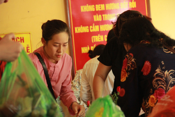 Tiểu thương liên tục bận bịu sắp lễ cho người dâng hương ở Phủ.