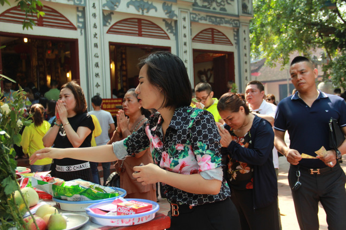 Lễ Vu Lan báo hiếu năm nay không rơi vào ngày nghỉ trong tuần nhưng lượt người đến Phủ Tây Hồ vẫn rất đông.