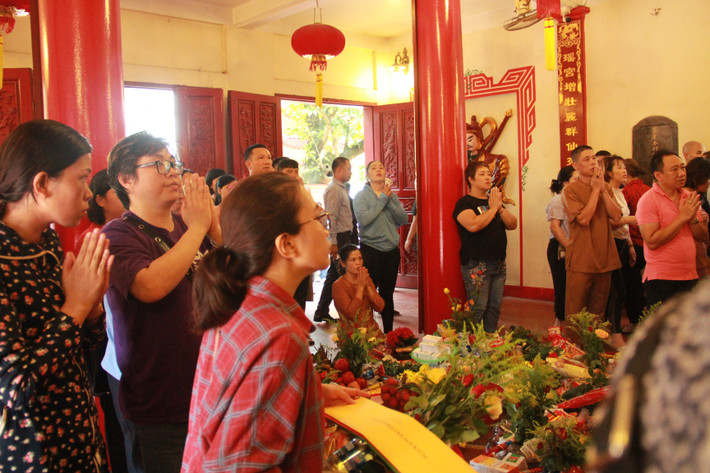 Nghi thức Bông hồng cài áo trong ngày lễ Vu Lan, theo GS.TS. Ngô Đức Thịnh – Giám đốc Trung tâm Nghiên cứu, Bảo tồn văn hóa tín ngưỡng Việt Nam, xuất phát từ áng văn viết về mẹ của Thiền sư Thích Nhất Hạnh được viết vào những năm 1960.