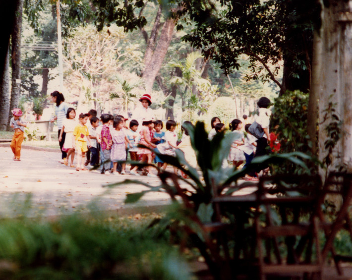 Trẻ em mầm non được cô giáo dẫn đi tham quan ở Thảo Cầm Viên Sài Gòn, TP. HCM năm 1988. Ảnh: Diligam_te Flickr.