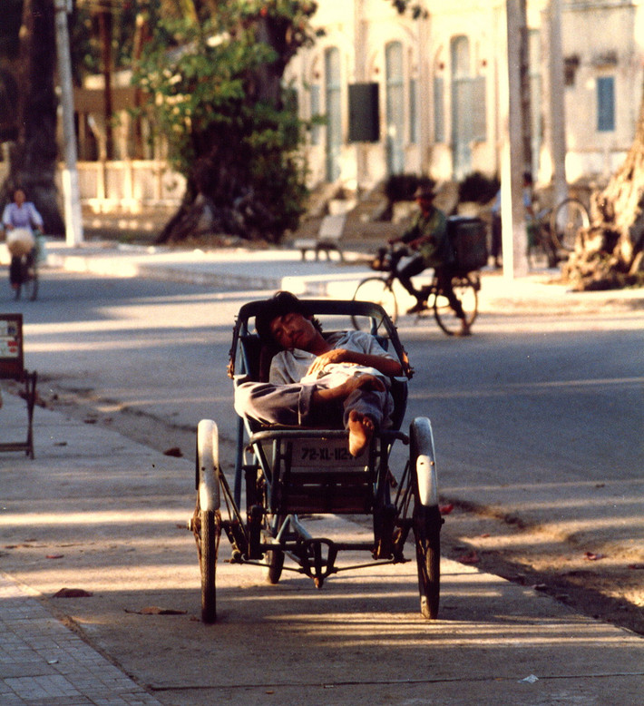 Giấc ngủ trên hè phố của người lái xích lô.