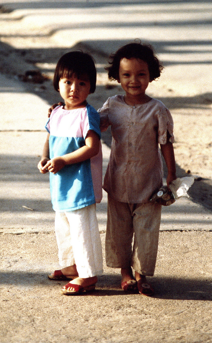 Hai bé bé gái Vũng Tàu năm 1988.