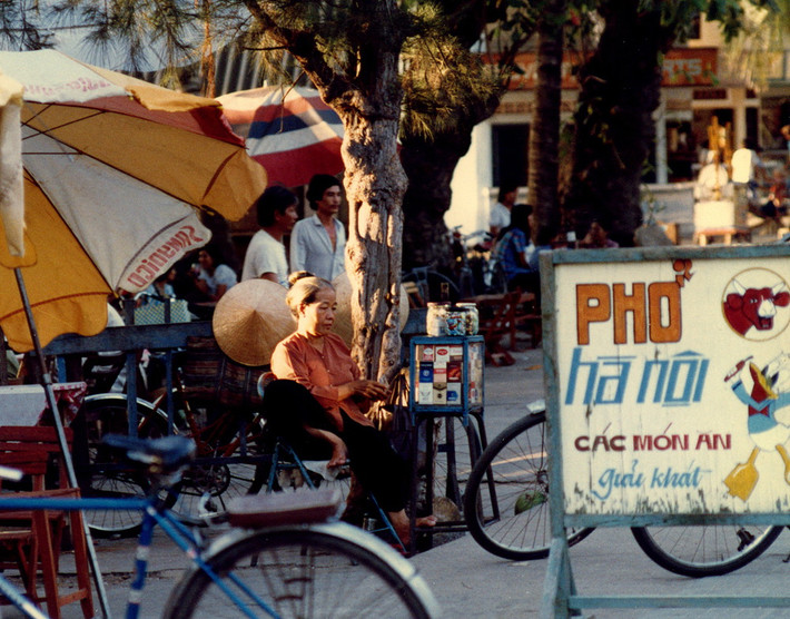 Cụ bà bán thuốc lá phía trước quán "phở Hà Nội".
