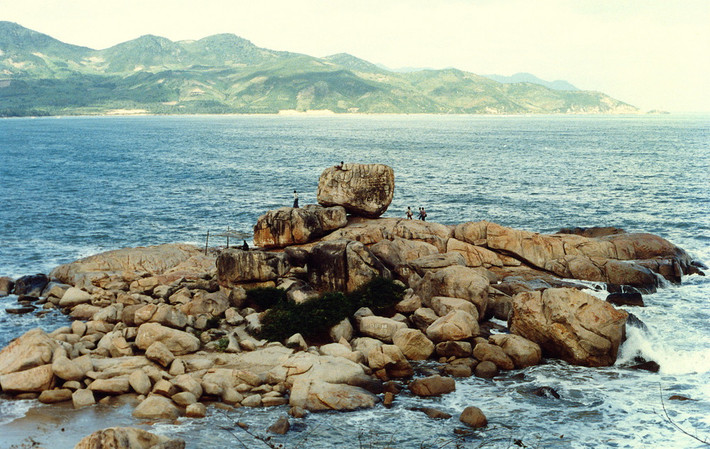 Toàn cảnh danh thắng Hòn Chồng, Nha Trang năm 1988. Ảnh: Diligam_te Flickr.