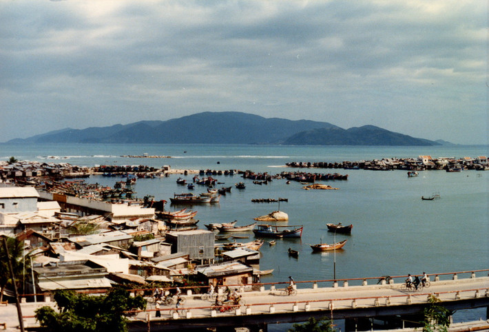 Xóm chái bên cửa sông Cái.