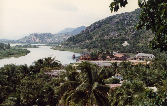 Bờ Bắc sông Cái nhìn từ tháp Bà.