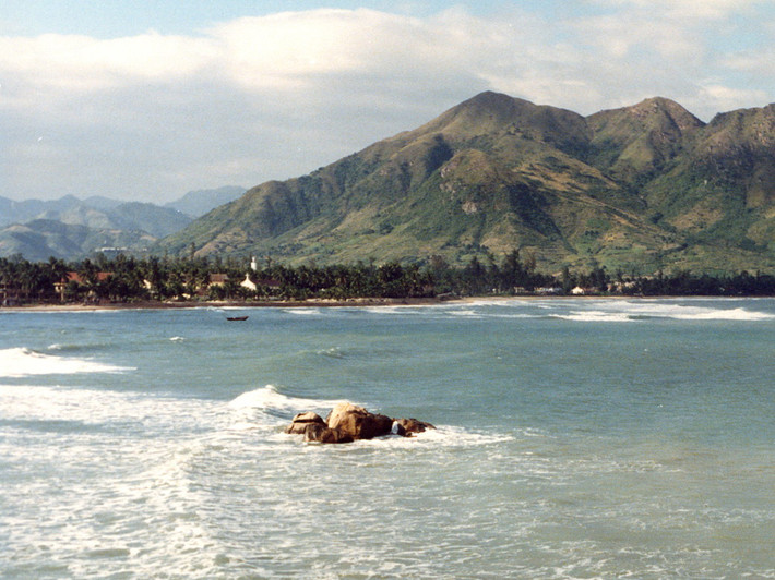Khung cảnh gây choáng ngợp của biền và núi Nha Trang.