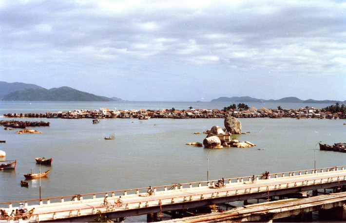 Hòn đá Chữ án ngữ cửa sông Cái.