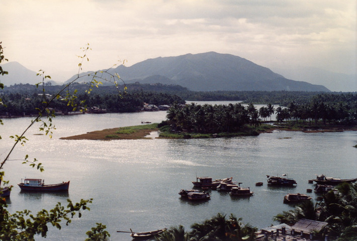 Từ tháp Po Nagar nhìn về phía cồn Ngọc Thảo.