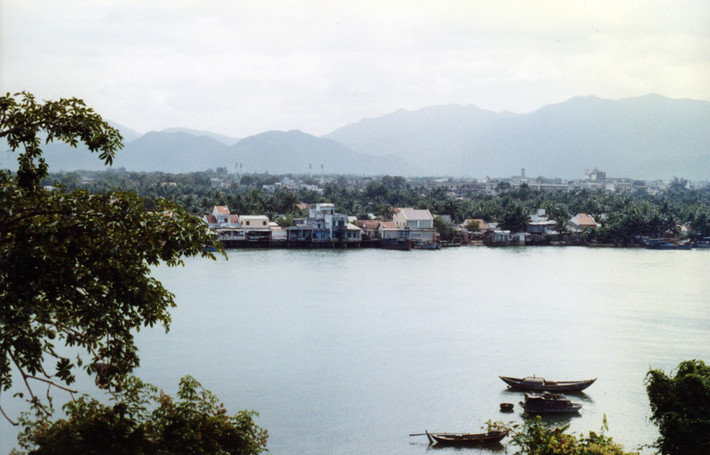 Từ tháp Po Nagar nhìn về thành phố Nha Trang. Có thể thấy tháp chuông của nhà thờ Núi phía phải.