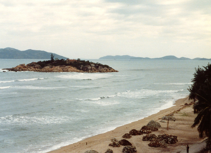 Đảo Hòn Đỏ nhìn từ bờ biển Nha Trang.
