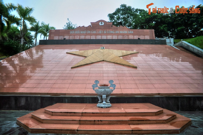 Theo tư liệu lưu trữ của ngành Công an, đầu năm 1947, Nha Công an chuyển từ Hà Nội lên Phú Thọ, tháng 4/1947 thỉ chuyển đến thôn Đồng Đon ở tỉnh Tuyên Quang. Để đảm bảo bí mật, Nha Công an Trung ương mang mật danh là “Nhà ông cả Nhã”.