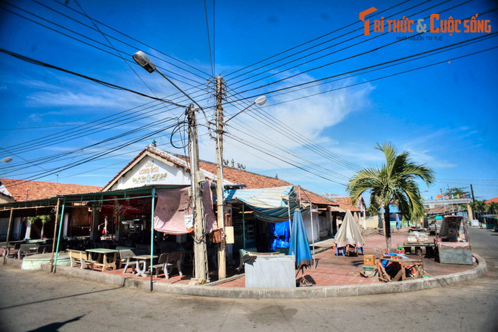 Ngoài những điểm tham quan nổi tiếng, cuộc sống đời thường ở hòn đảo sát Vũng Tàu cùng có nhiều điều đáng để khám phá. Trái ngược với sự nhộn nhịp của thành phố biển liền kề, nhịp sống trên đảo rất chậm rãi và bình yên, đem lại sự thư thái cho những vị khách đến từ chốn thị thành.