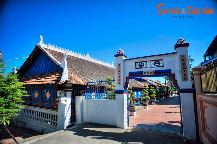 Điểm đến nổi bật ở đảo Long Sơn là Nhà Lớn Long Sơn, một quần thể kiến trúc theo lối cổ mang nhiều nét đặc sắc, độc nhất vô nhị.